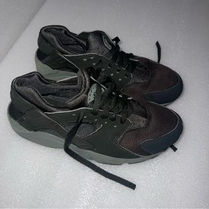 💙💙💙 Huarache by Nike sneaker for boy size 5.5 US